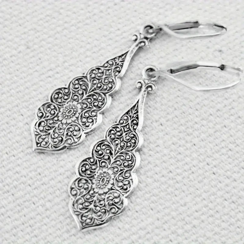 Retro Minimalist Hollow Pattern Earrings