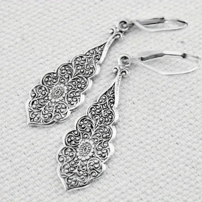 Retro Minimalist Hollow Pattern Earrings