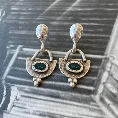 Clychau Dangos Lleiaf Boho Hanesyddol Gwyn gyda Lliw Las Enamel