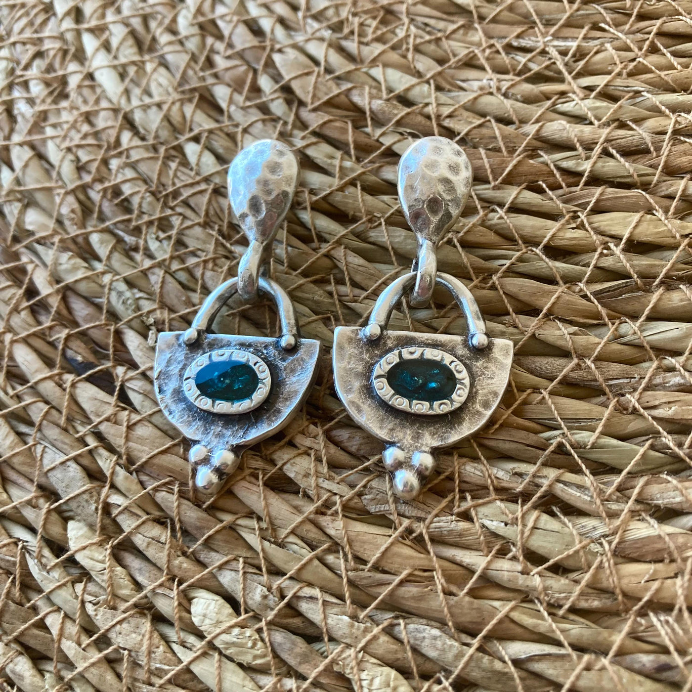 Clychau Dangos Lleiaf Boho Hanesyddol Gwyn gyda Lliw Las Enamel
