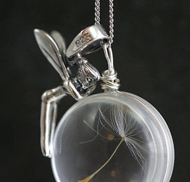 Gwrel glas cneuen dandelion gyda gorllewin ffairi.