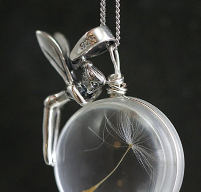 Gwrel glas cneuen dandelion gyda gorllewin ffairi.