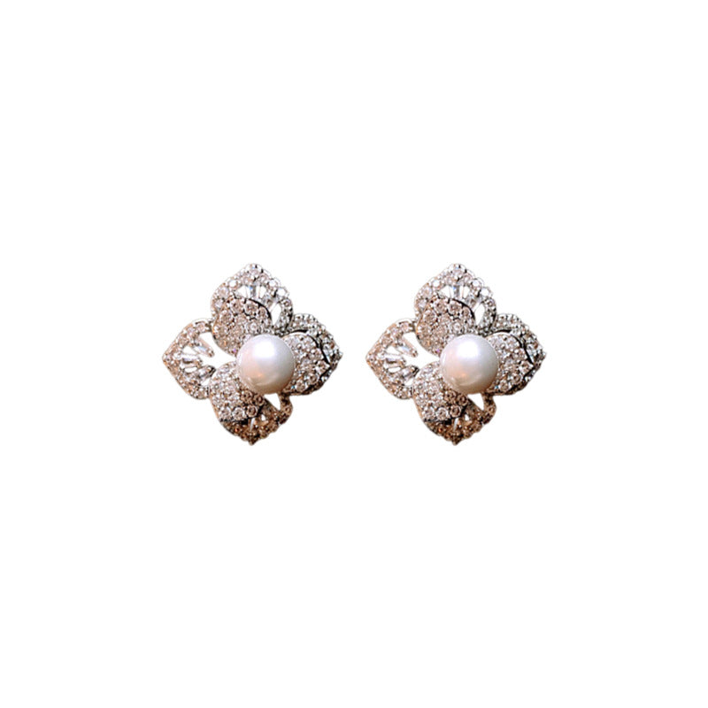 Diamond Shaped Flower Pearl Necklace Set
