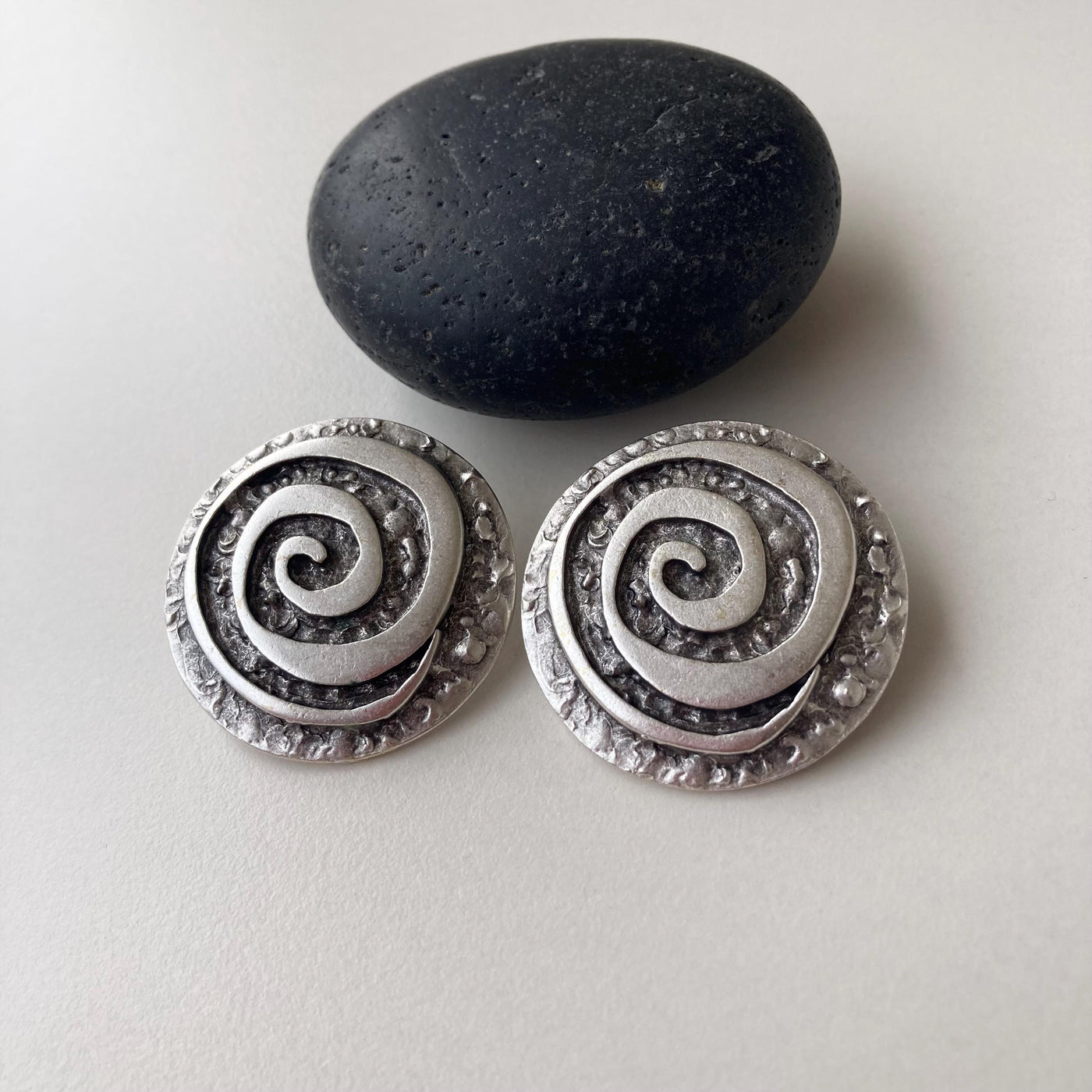 Clocsiau Spiral Gwyn Hynafol Boho Celfyddydol