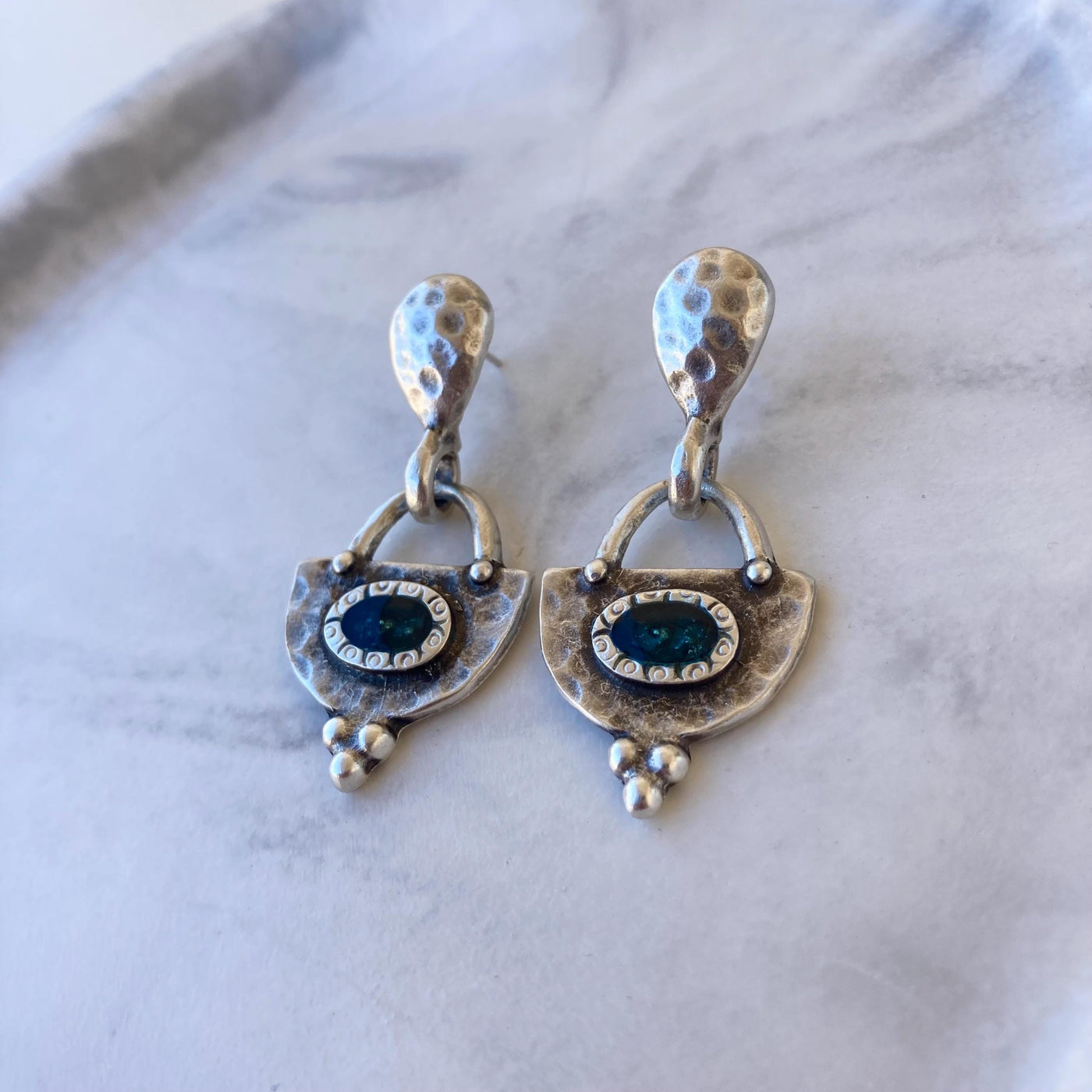 Clychau Dangos Lleiaf Boho Hanesyddol Gwyn gyda Lliw Las Enamel