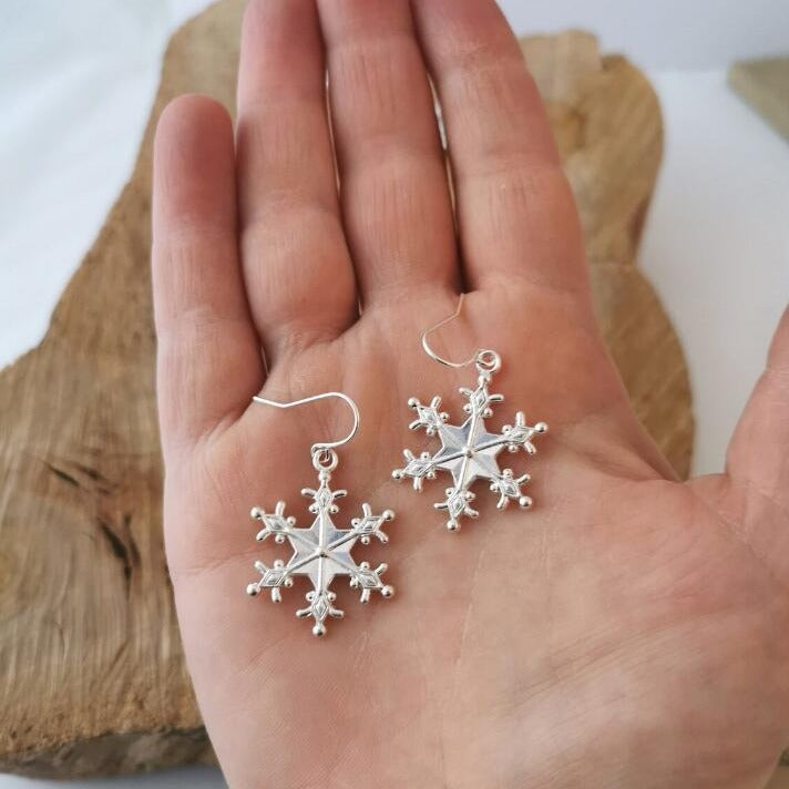 
Earingau Blodyn Sno