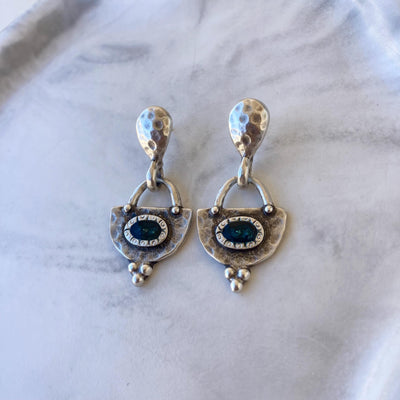 Clychau Dangos Lleiaf Boho Hanesyddol Gwyn gyda Lliw Las Enamel