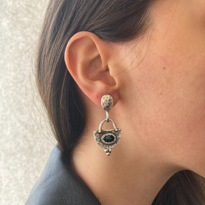 Clychau Dangos Lleiaf Boho Hanesyddol Gwyn gyda Lliw Las Enamel
