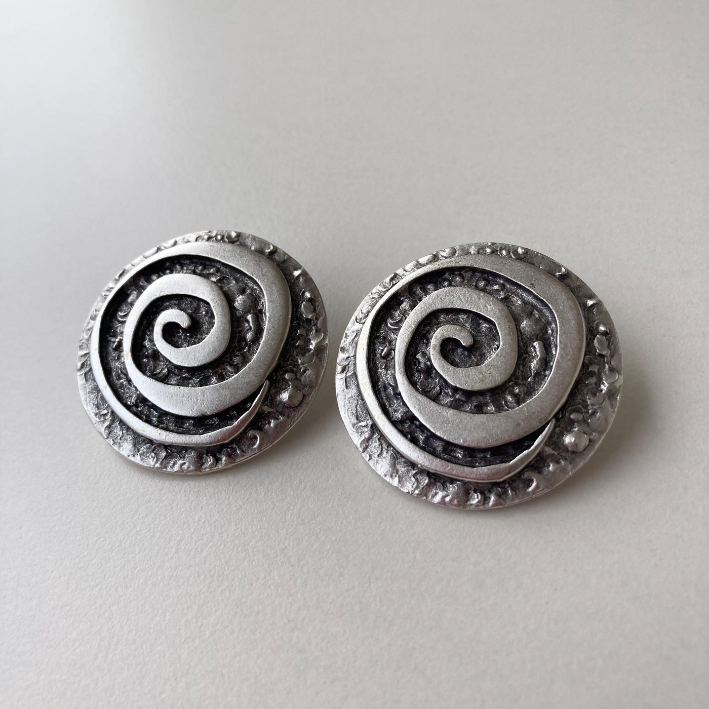 Clocsiau Spiral Gwyn Hynafol Boho Celfyddydol