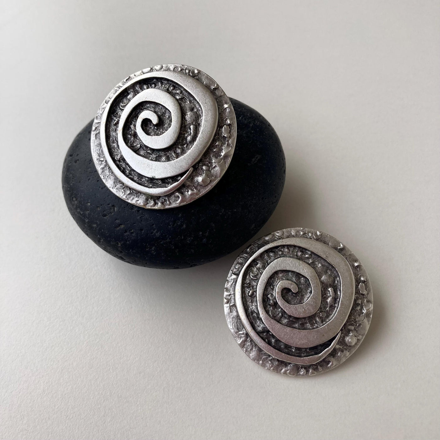 Clocsiau Spiral Gwyn Hynafol Boho Celfyddydol