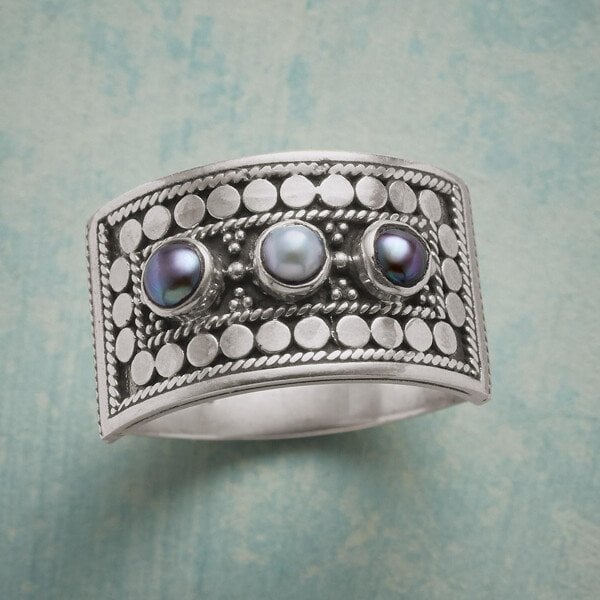 🔥Last Day 49% OFF🎁Three-Stone Pearl Carved Geometric Ring
