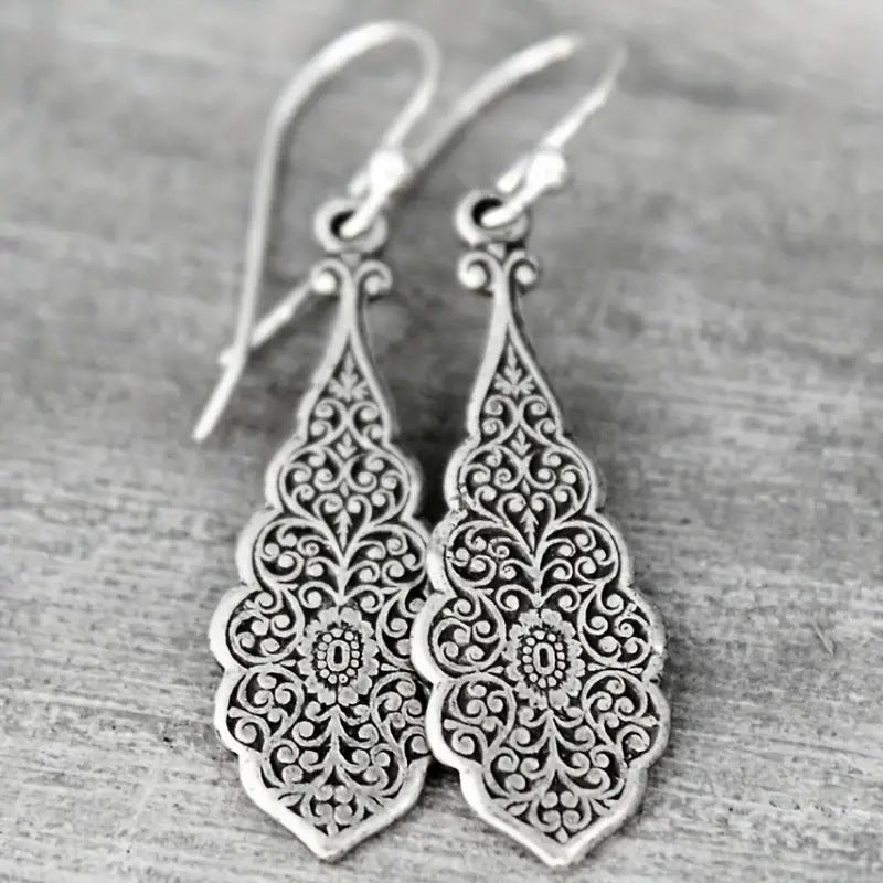 Retro Minimalist Hollow Pattern Earrings